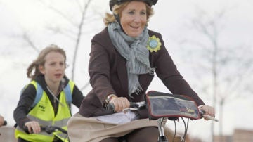 Esperanza Aguirre inaugura el 'Bosquesur' en bicicleta