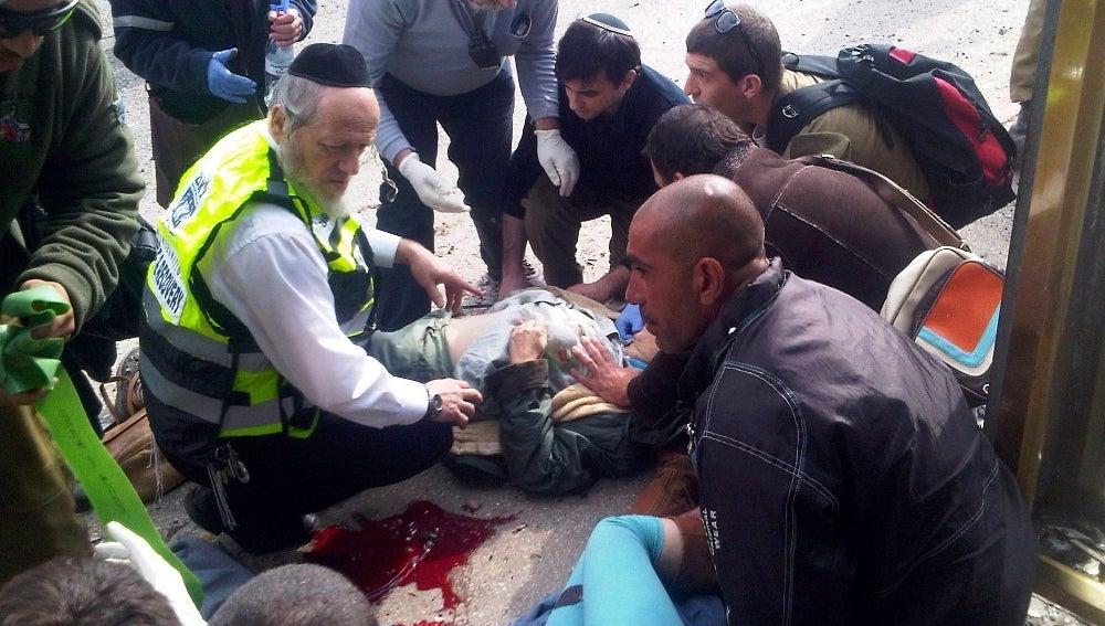 Voluntarios israelís en el lugar del atentado