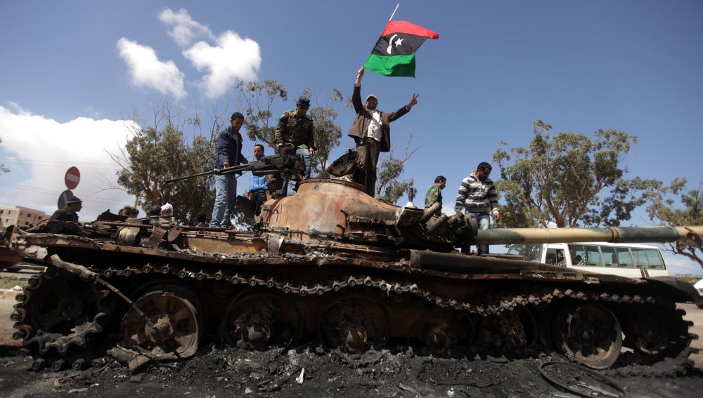 Rebeldes libios subidos a un tanque