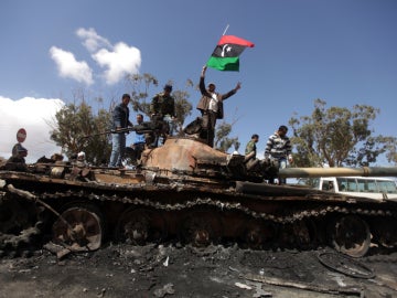 Rebeldes libios subidos a un tanque