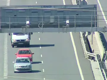 Coches circulando bajo un radar Coches circulando bajo un radar