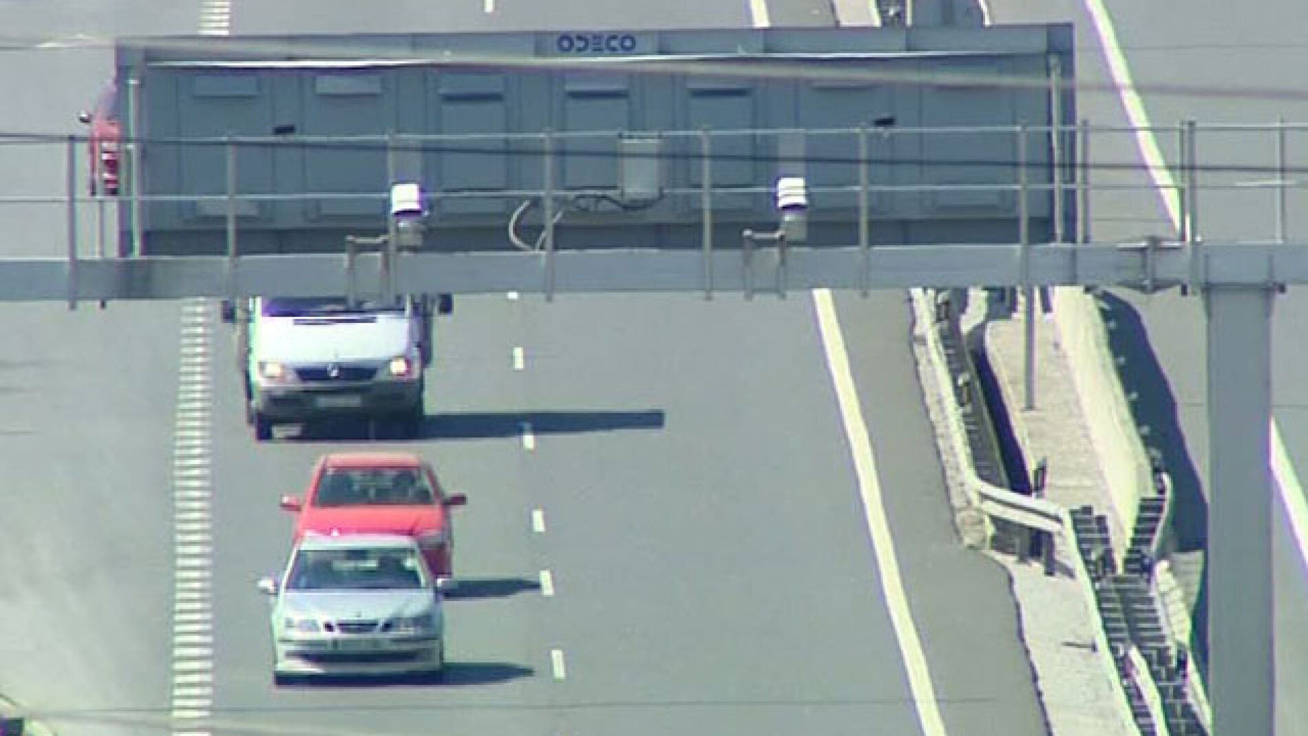 Coches circulando bajo un radar