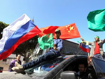 Partidarios de Gadafi ondean la bandera Libia junto a las de China y Rusia Partidarios de Gadafi ondean la bandera Libia junto a las de China y Rusia