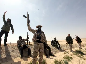 Rebeldes en las afueras de Ajdabiya Rebeldes en las afueras de Ajdabiya