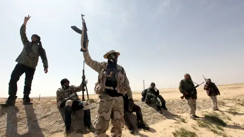 Rebeldes en las afueras de Ajdabiya Rebeldes en las afueras de Ajdabiya