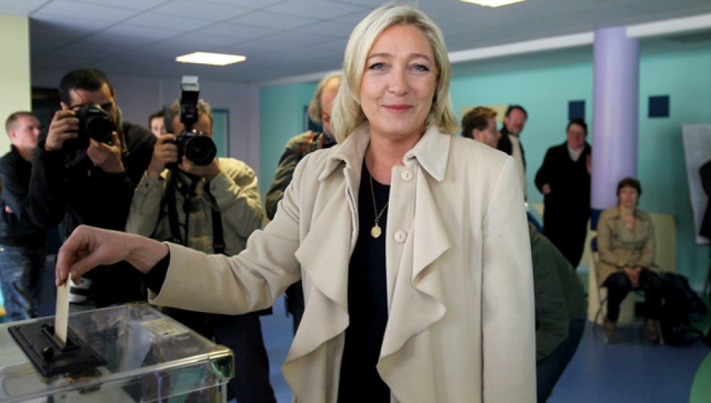 Marine Le Pen deposita su voto