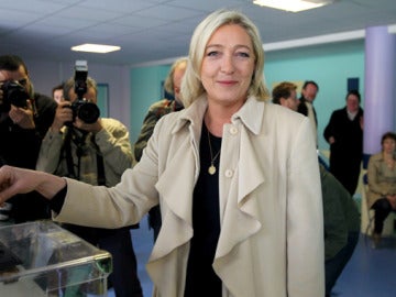 Marine Le Pen deposita su voto