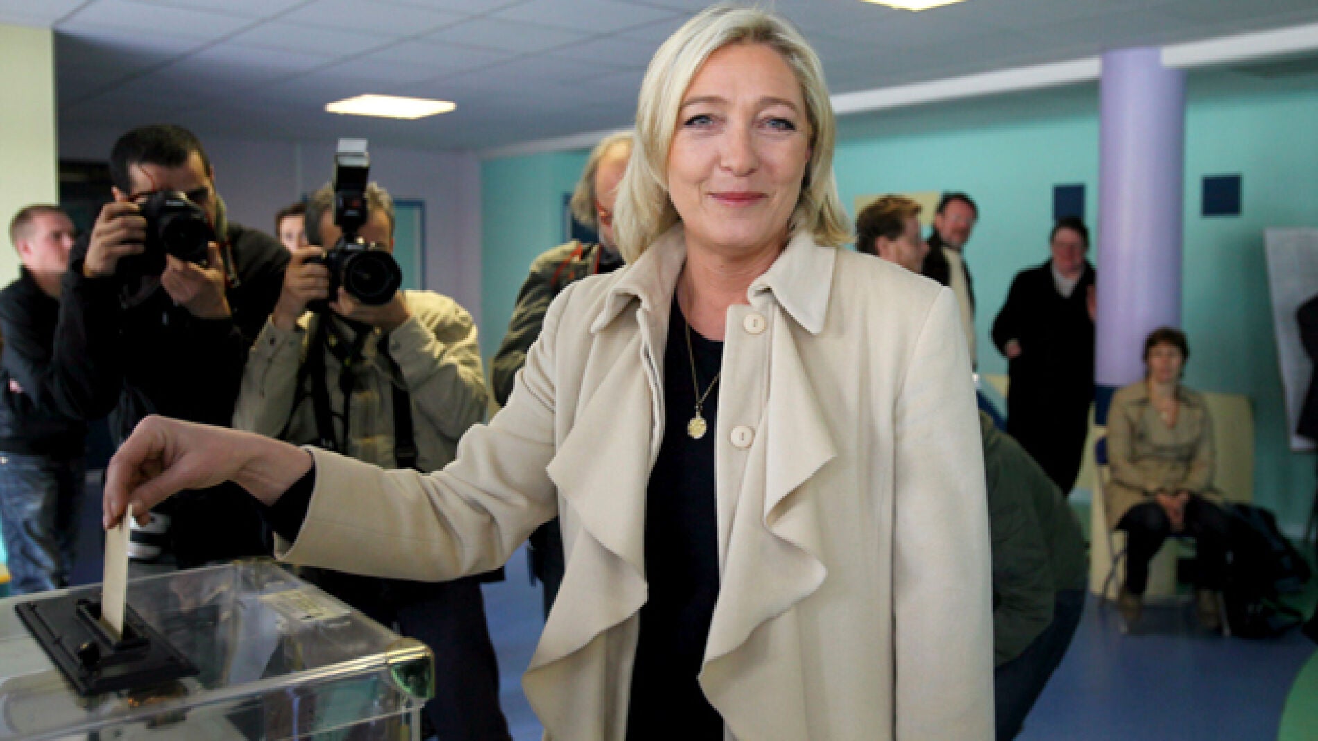 Marine Le Pen deposita su voto