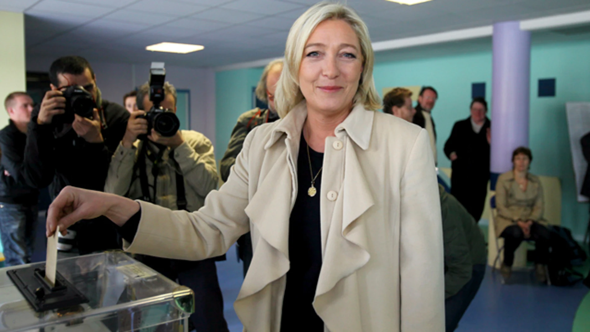 Marine Le Pen deposita su voto Marine Le Pen deposita su voto