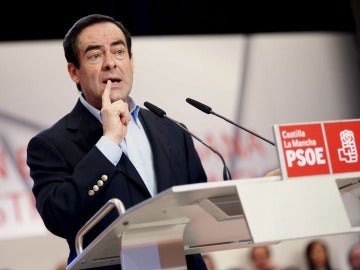 José Bono durante el acto de presentación de José María Barreda como candidato al PSOE de Castilla-La Mancha