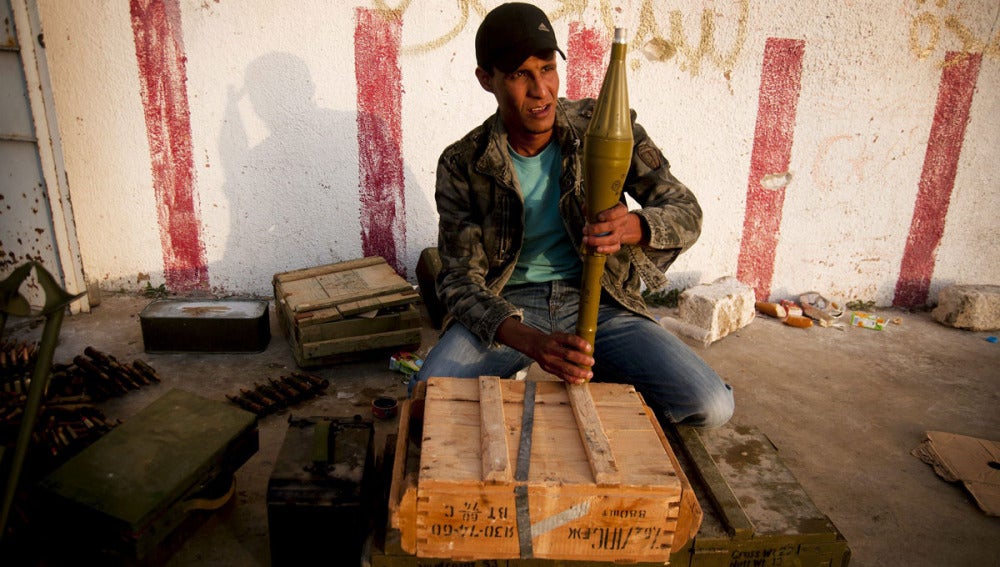 Un rebelde libio  revisa la munición cerca de la ciudad de Brega