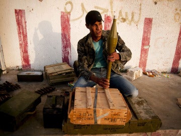 Un rebelde libio revisa la munición cerca de la ciudad de Brega