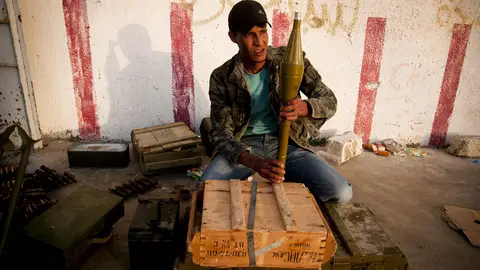 Un rebelde libio revisa la munición cerca de la ciudad de Brega Un rebelde libio revisa la munición cerca de la ciudad de Brega