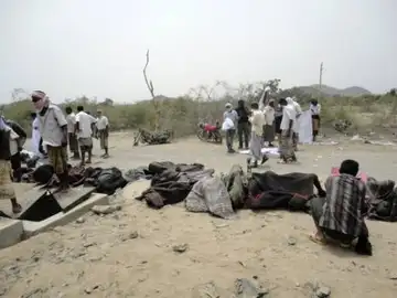 Cuerpos muertos tras la explosión en un almacén de munición en Yemen Cuerpos muertos tras la explosión en un almacén de munición en Yemen