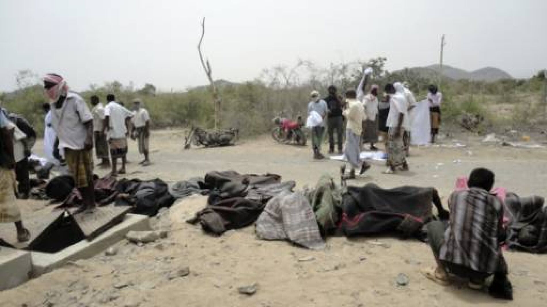 Cuerpos muertos tras la explosi&oacute;n en un almac&eacute;n de munici&oacute;n en Yemen