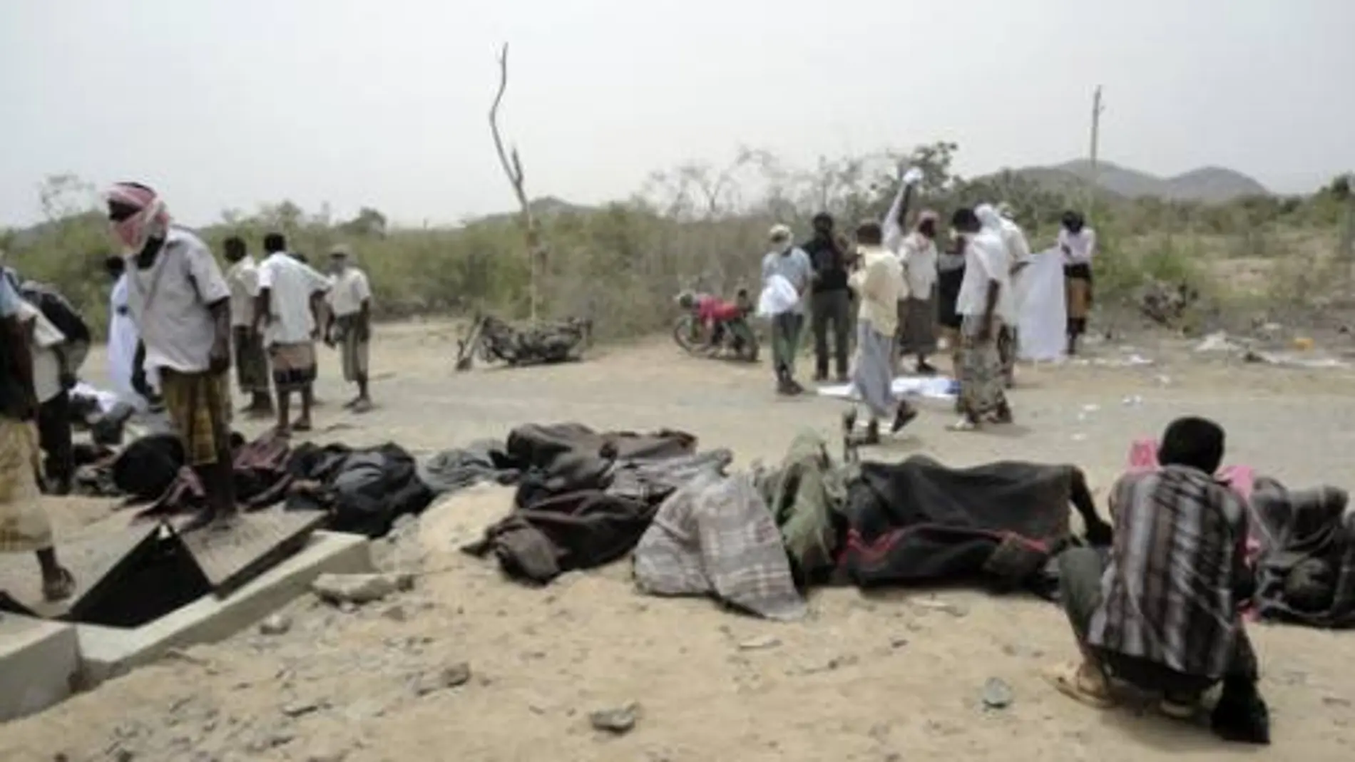 Cuerpos muertos tras la explosión en un almacén de munición en Yemen Cuerpos muertos tras la explosión en un almacén de munición en Yemen