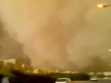 Una tormenta de arena invade la capital de Kuwait