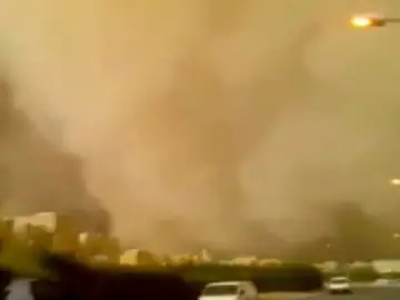 Una tormenta de arena invade la capital de Kuwait Una tormenta de arena invade la capital de Kuwait