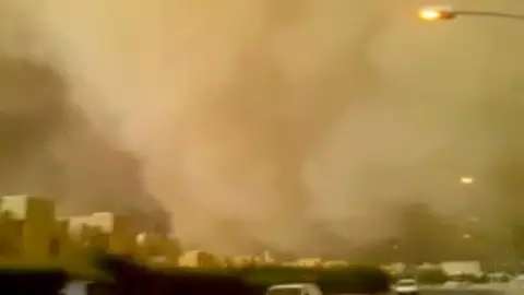 Una tormenta de arena invade la capital de Kuwait Una tormenta de arena invade la capital de Kuwait