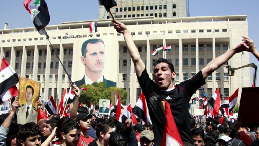 Decenas de miles de personas muestran su apoyo al presidente sirio, Bashar al Asad