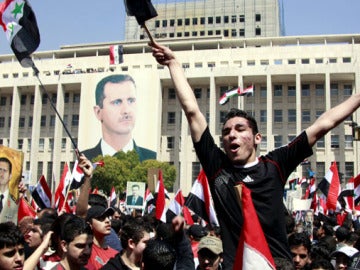 Decenas de miles de personas muestran su apoyo al presidente sirio, Bashar al Asad Decenas de miles de personas muestran su apoyo al presidente sirio, Bashar al Asad