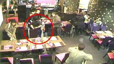 Una mujer roba el bolso a su cuñada sin percatarse de las cámaras de seguridad