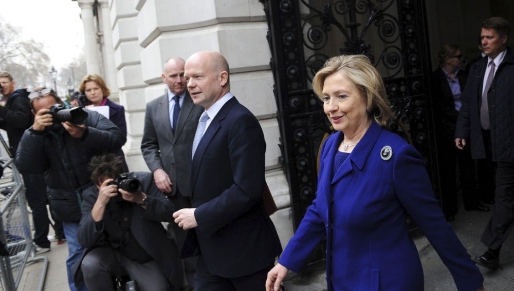 Hillary Clinton junto al ministro de Exteriores británico