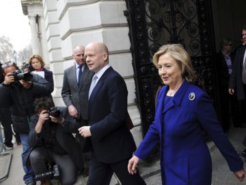 Hillary Clinton junto al ministro de Exteriores británico