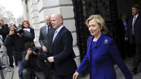 Hillary Clinton junto al ministro de Exteriores brit&aacute;nico