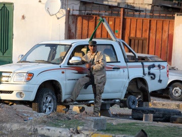 Un soldado leal a Gadafi prestando guardia Un soldado leal a Gadafi prestando guardia