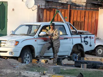 Un soldado leal a Gadafi prestando guardia Un soldado leal a Gadafi prestando guardia