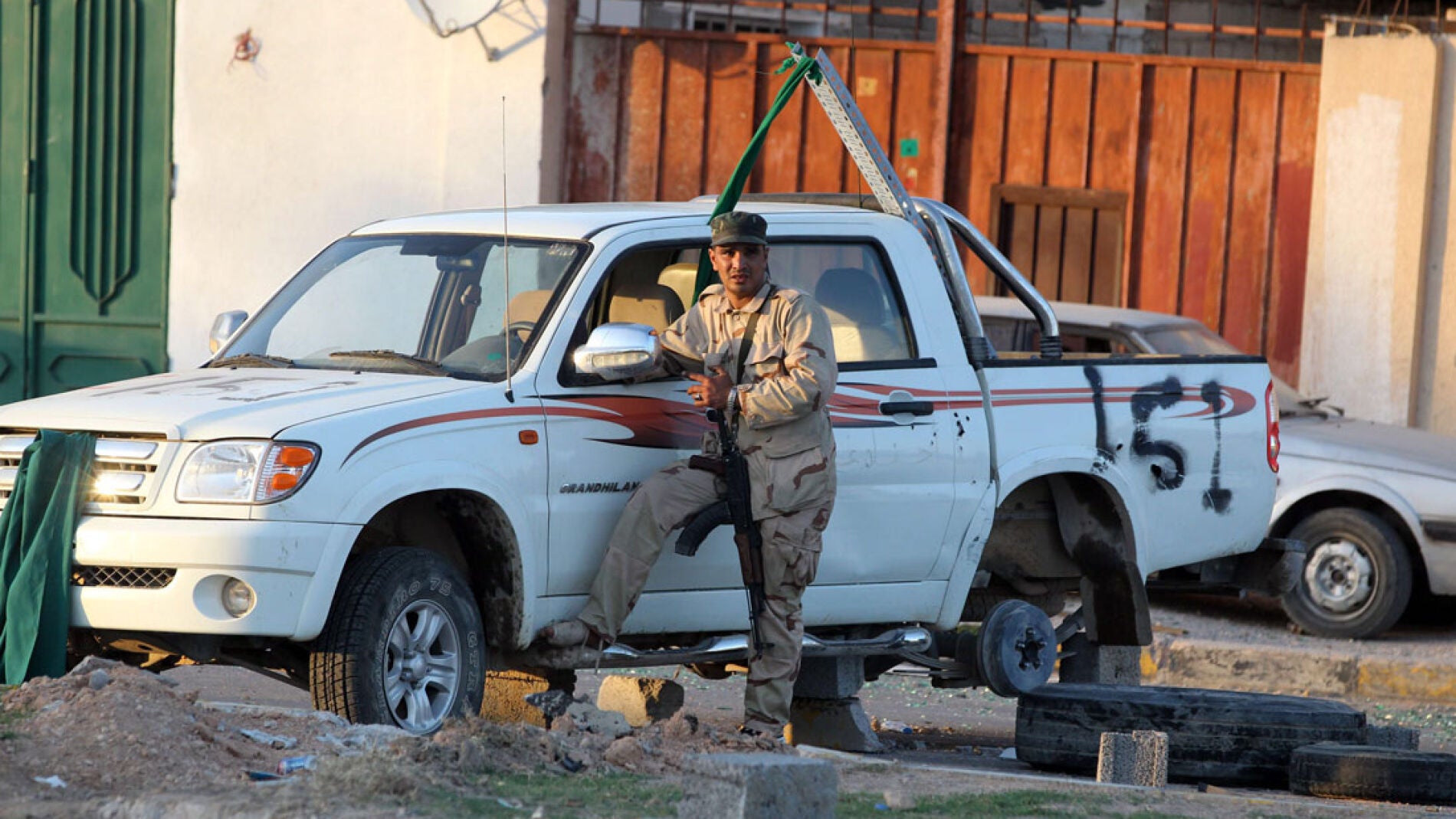 Un soldado leal a Gadafi prestando guardia 