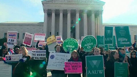 Trabajadoras de Wal-Mart manifest&aacute;ndose