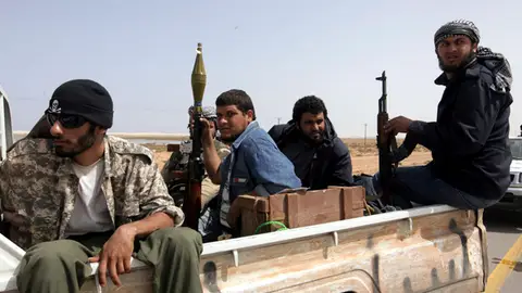 Rebeldes libios en una carretera de Brega Rebeldes libios en una carretera de Brega