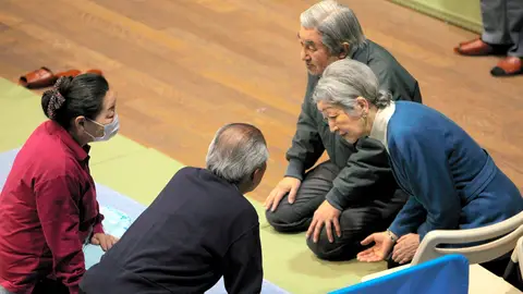 Los emperadores Akihito y Michiko hablan con dos refugiados Los emperadores Akihito y Michiko hablan con dos refugiados
