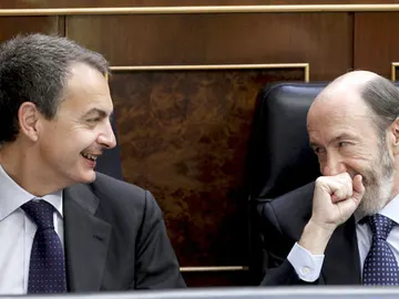 Zapatero y Rubalcaba comparten confidencias en el Congreso Zapatero y Rubalcaba comparten confidencias en el Congreso