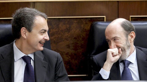 Zapatero y Rubalcaba comparten confidencias en el Congreso