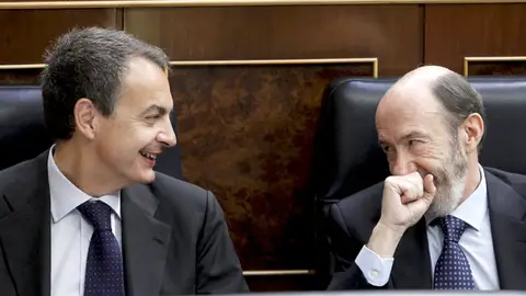 Zapatero y Rubalcaba comparten confidencias en el Congreso Zapatero y Rubalcaba comparten confidencias en el Congreso