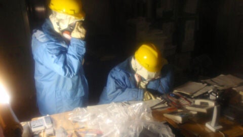 Ingenieros de Tepco en la central de Fukushima