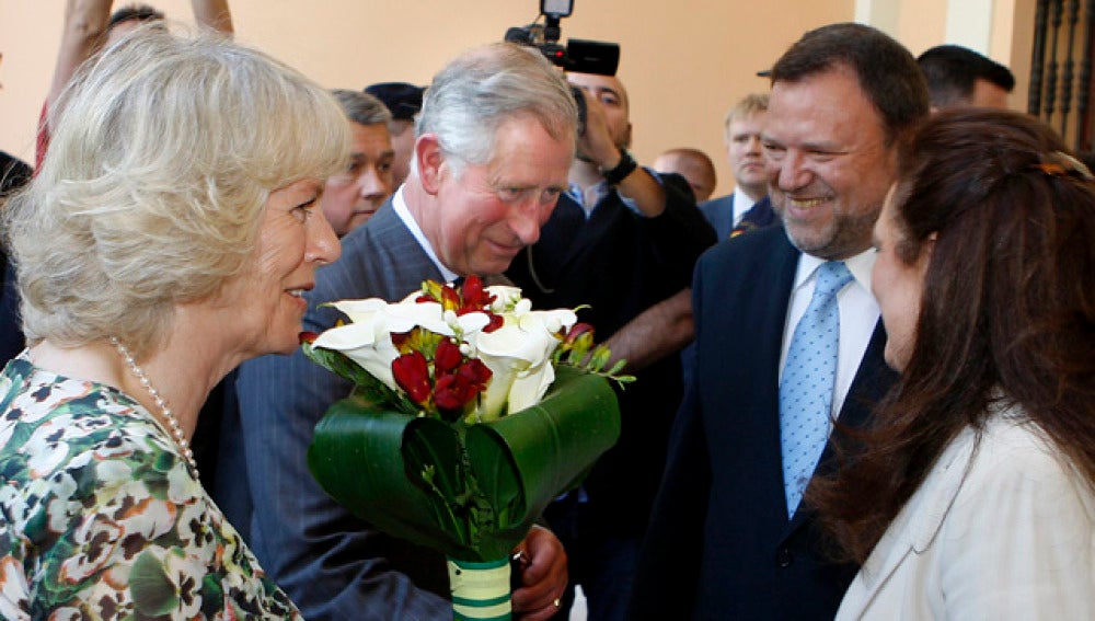 Carlos y Camila con el alcalde de Sevilla