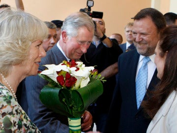 Carlos y Camila con el alcalde de Sevilla