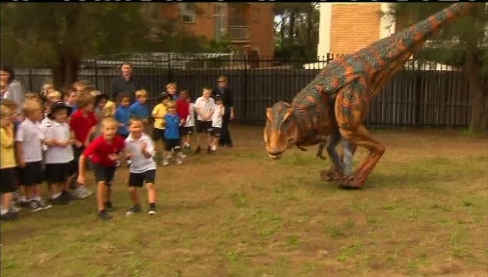 Un dinosaurio en un colegio