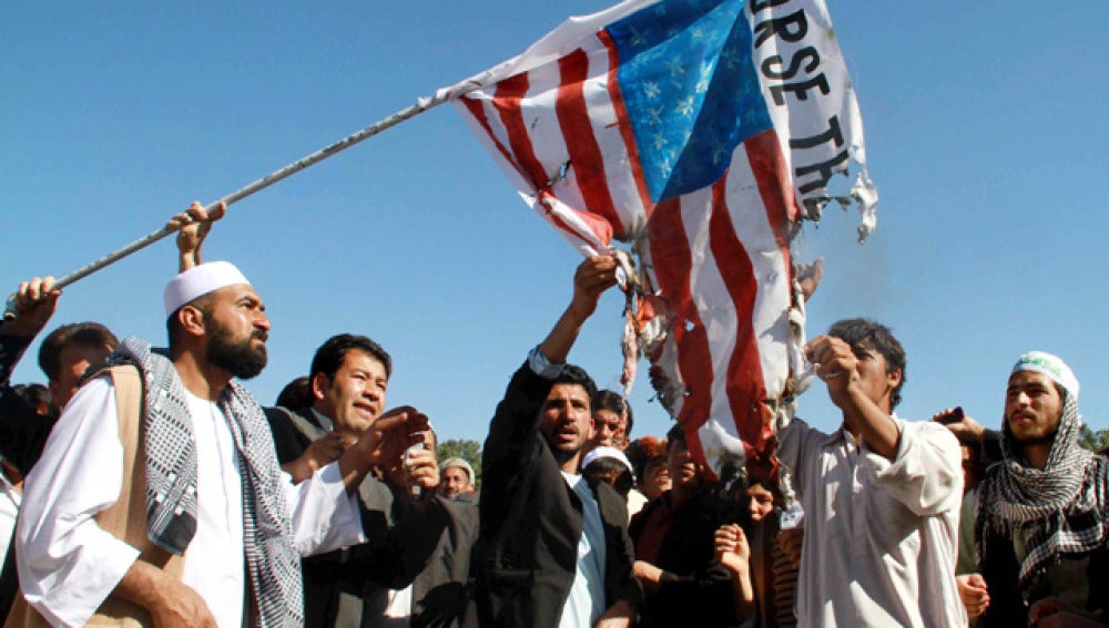 Varios afganos queman una bandera de EEUU