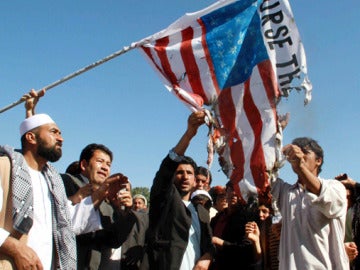 Varios afganos queman una bandera de EEUU