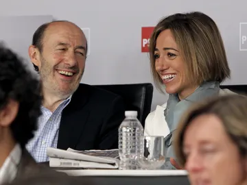 Rubalcaba bromea con Carme Chacón Rubalcaba bromea con Carme Chacón