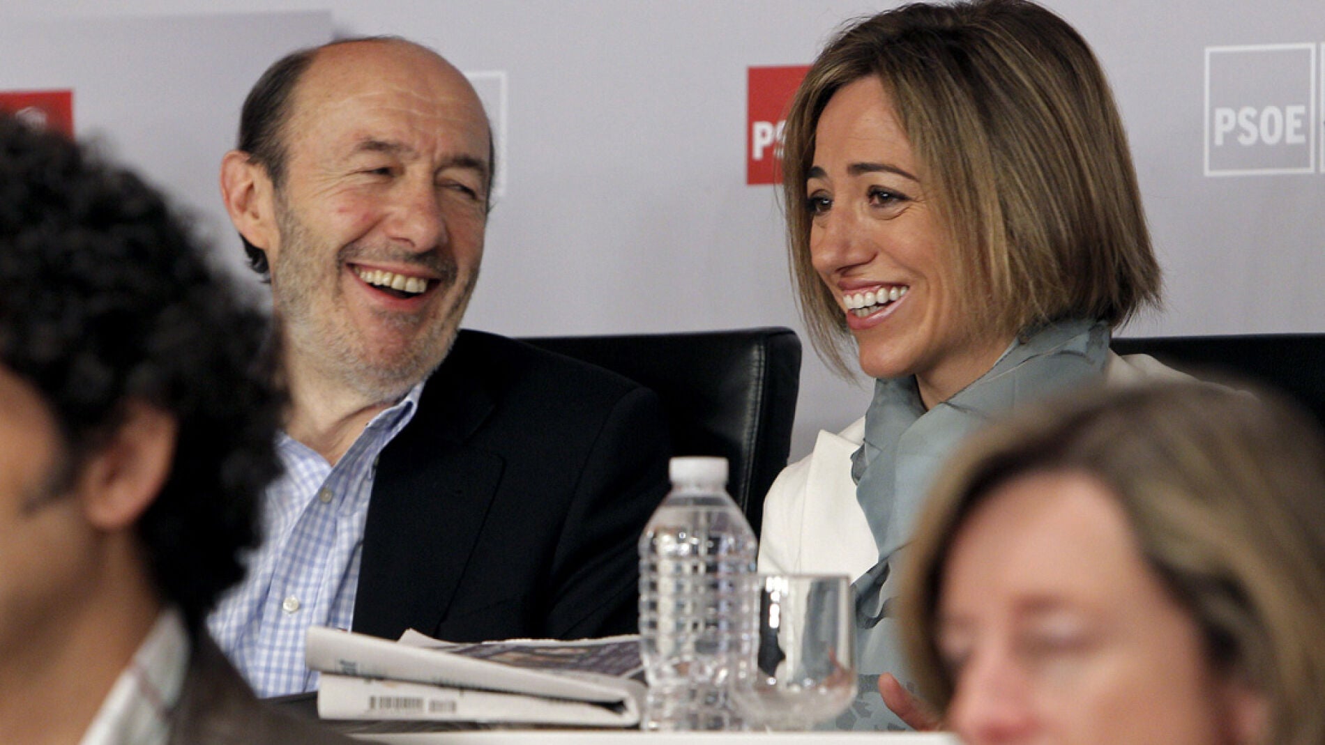 Rubalcaba bromea con Carme Chac&oacute;n