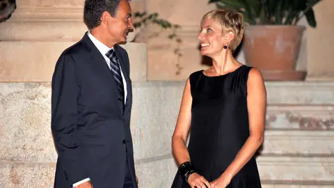 Zapatero y su mujer, Sonsoles Espinosa,durante un despacho real en Mallorca Zapatero y su mujer, Sonsoles Espinosa,durante un despacho real en Mallorca