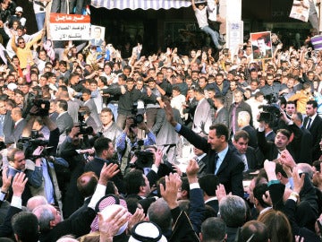El presidente de Siria Bashar Assad saludando a la multitud
