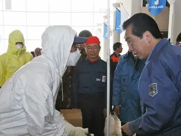 Naoto Kan conversa con un empleado de TEPCO Naoto Kan conversa con un empleado de TEPCO