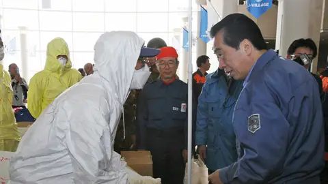 Naoto Kan conversa con un empleado de TEPCO Naoto Kan conversa con un empleado de TEPCO
